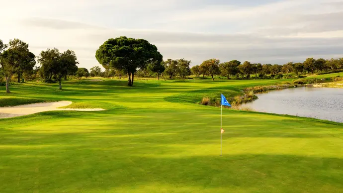 http://www.portugalgolfcourses.info/build/assets/golf-BzQm-30l.jpg