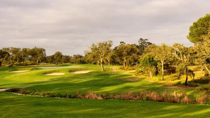 http://www.portugalgolfcourses.info/build/assets/golf-BzQm-30l.jpg