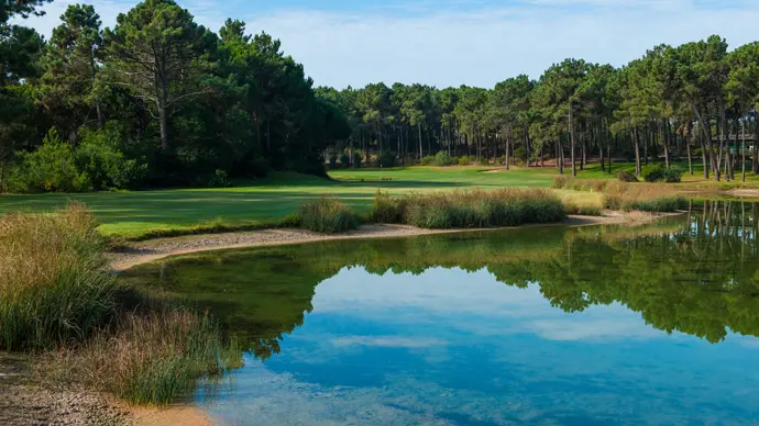 http://www.portugalgolfcourses.info/build/assets/golf-BzQm-30l.jpg