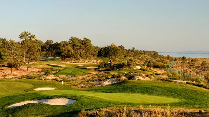 http://www.portugalgolfcourses.info/build/assets/golf-BzQm-30l.jpg