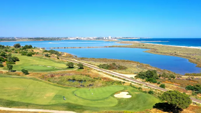 http://www.portugalgolfcourses.info/build/assets/golf-BzQm-30l.jpg