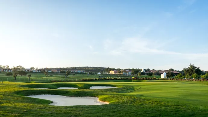 http://www.portugalgolfcourses.info/build/assets/golf-BzQm-30l.jpg