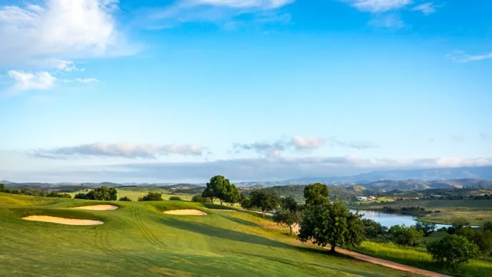 http://www.portugalgolfcourses.info/build/assets/golf-BzQm-30l.jpg