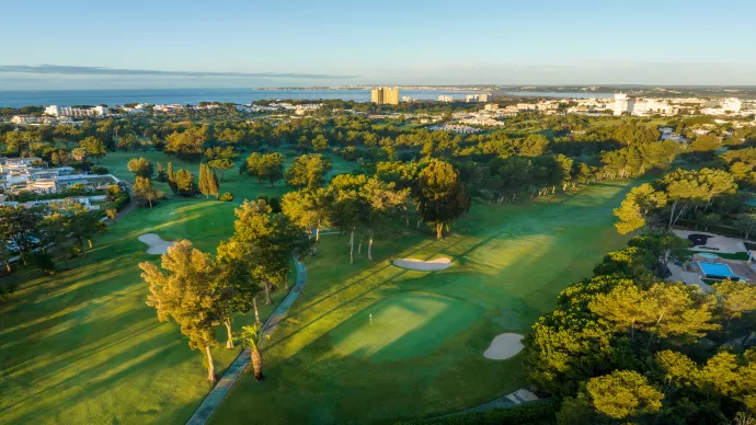 http://www.portugalgolfcourses.info/build/assets/golf-BzQm-30l.jpg