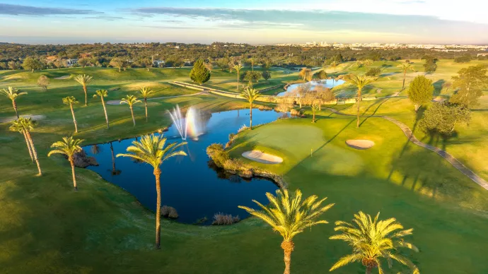 http://www.portugalgolfcourses.info/build/assets/golf-BzQm-30l.jpg