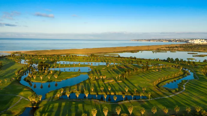 http://www.portugalgolfcourses.info/build/assets/golf-BzQm-30l.jpg