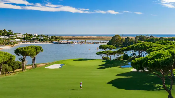 http://www.portugalgolfcourses.info/build/assets/golf-BzQm-30l.jpg