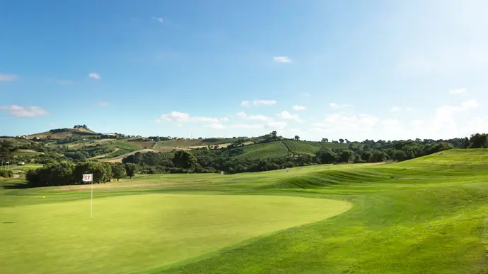 http://www.portugalgolfcourses.info/build/assets/golf-BzQm-30l.jpg