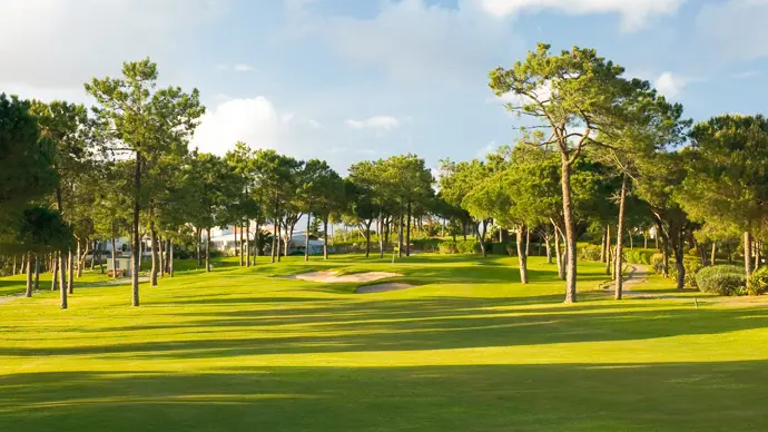 http://www.portugalgolfcourses.info/build/assets/golf-BzQm-30l.jpg