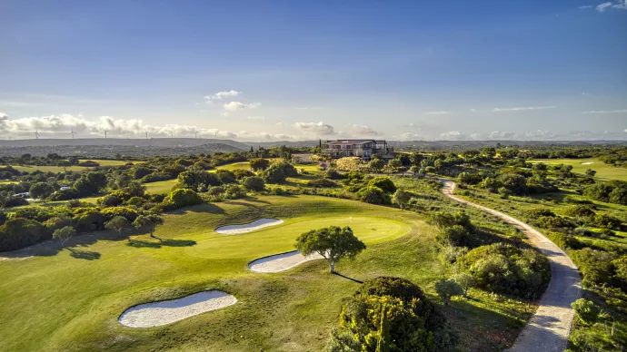 http://www.portugalgolfcourses.info/build/assets/golf-BzQm-30l.jpg