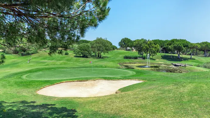 http://www.portugalgolfcourses.info/build/assets/golf-BzQm-30l.jpg