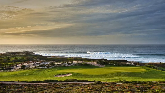 http://www.portugalgolfcourses.info/build/assets/golf-BzQm-30l.jpg