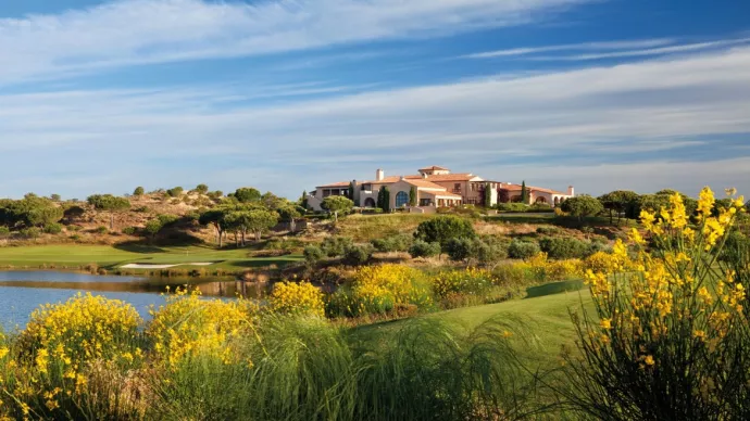 http://www.portugalgolfcourses.info/build/assets/golf-BzQm-30l.jpg