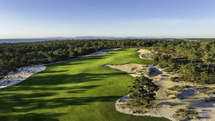 http://www.portugalgolfcourses.info/build/assets/golf-BzQm-30l.jpg
