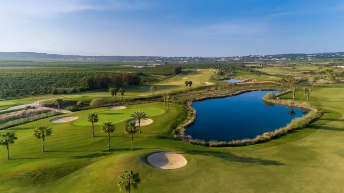 http://www.portugalgolfcourses.info/build/assets/golf-BzQm-30l.jpg