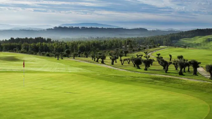 http://www.portugalgolfcourses.info/build/assets/golf-BzQm-30l.jpg