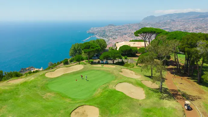 http://www.portugalgolfcourses.info/build/assets/golf-BzQm-30l.jpg