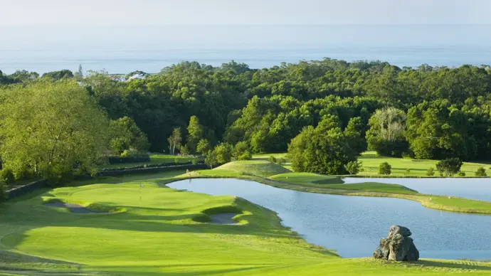 http://www.portugalgolfcourses.info/build/assets/golf-BzQm-30l.jpg