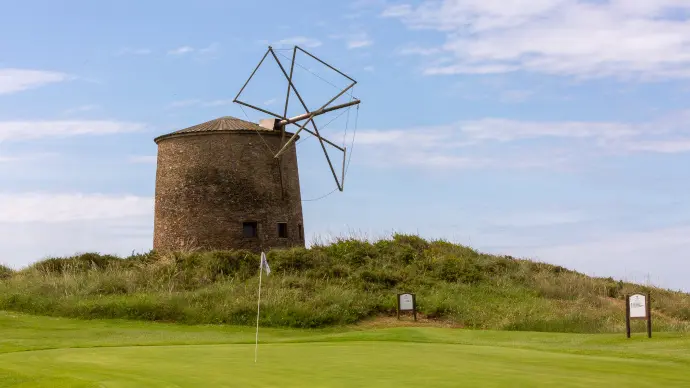 http://www.portugalgolfcourses.info/build/assets/golf-BzQm-30l.jpg