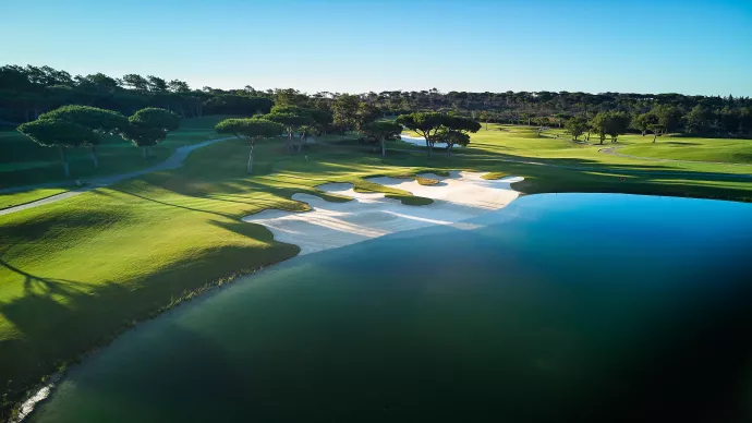 http://www.portugalgolfcourses.info/build/assets/golf-BzQm-30l.jpg