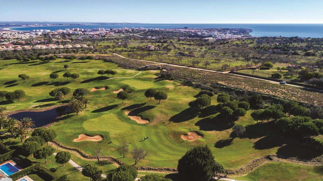 https://www.portugalgolfcourses.info/uploads/golf-courses/Boavista_Golf_Course_2_FinursBNzd_20240609115037.jpg