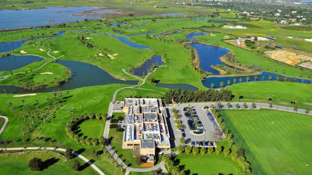 https://www.portugalgolfcourses.info/uploads/golf-courses/Salgados_Golf_Course_2_5GE58Z1RUD_20240609115545.jpg
