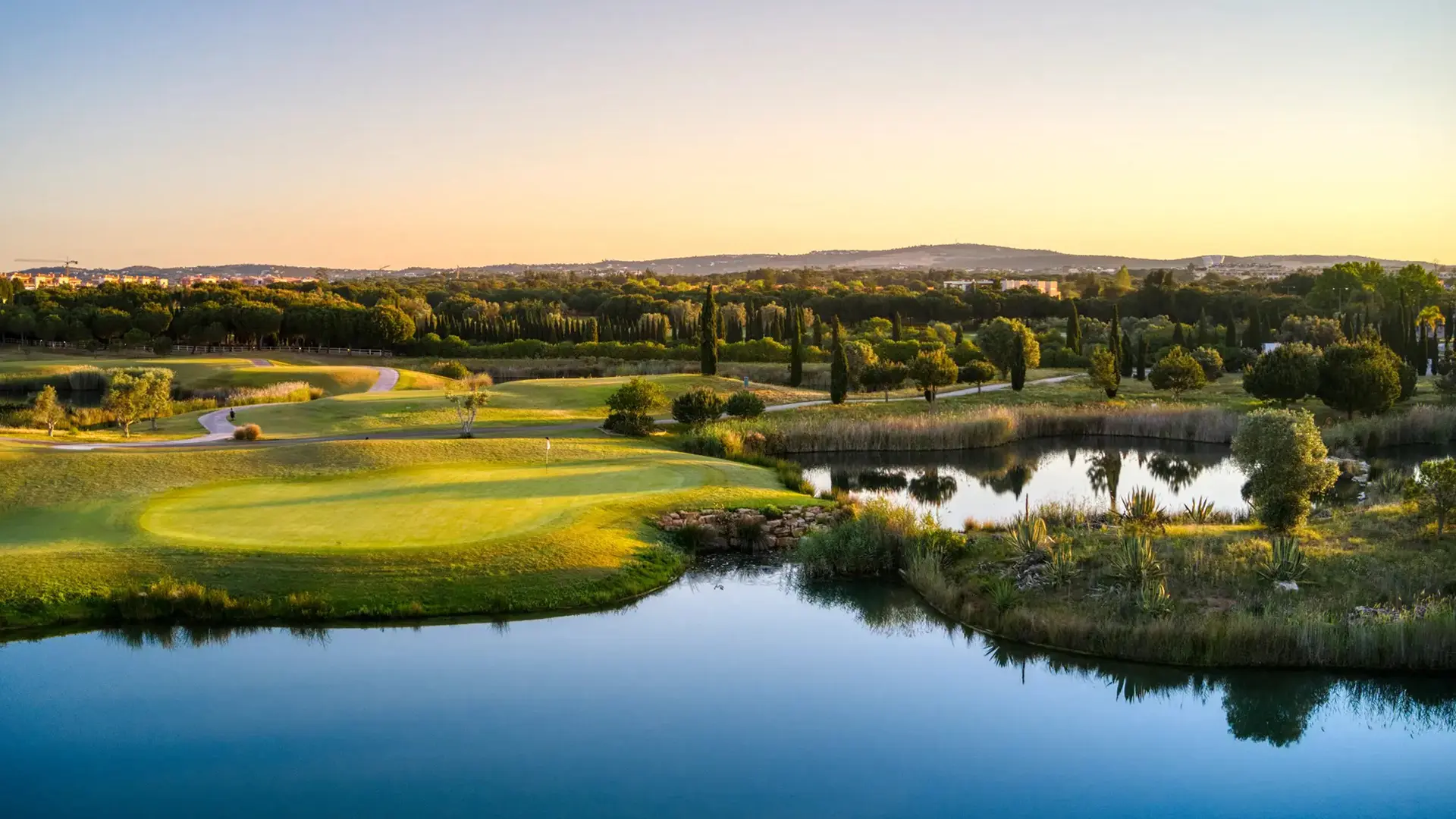 https://www.portugalgolfcourses.info/uploads/golf-courses/Vilamoura_Victoria_Golf_Course_2_0WwBVzni9z_20240609120109.webp